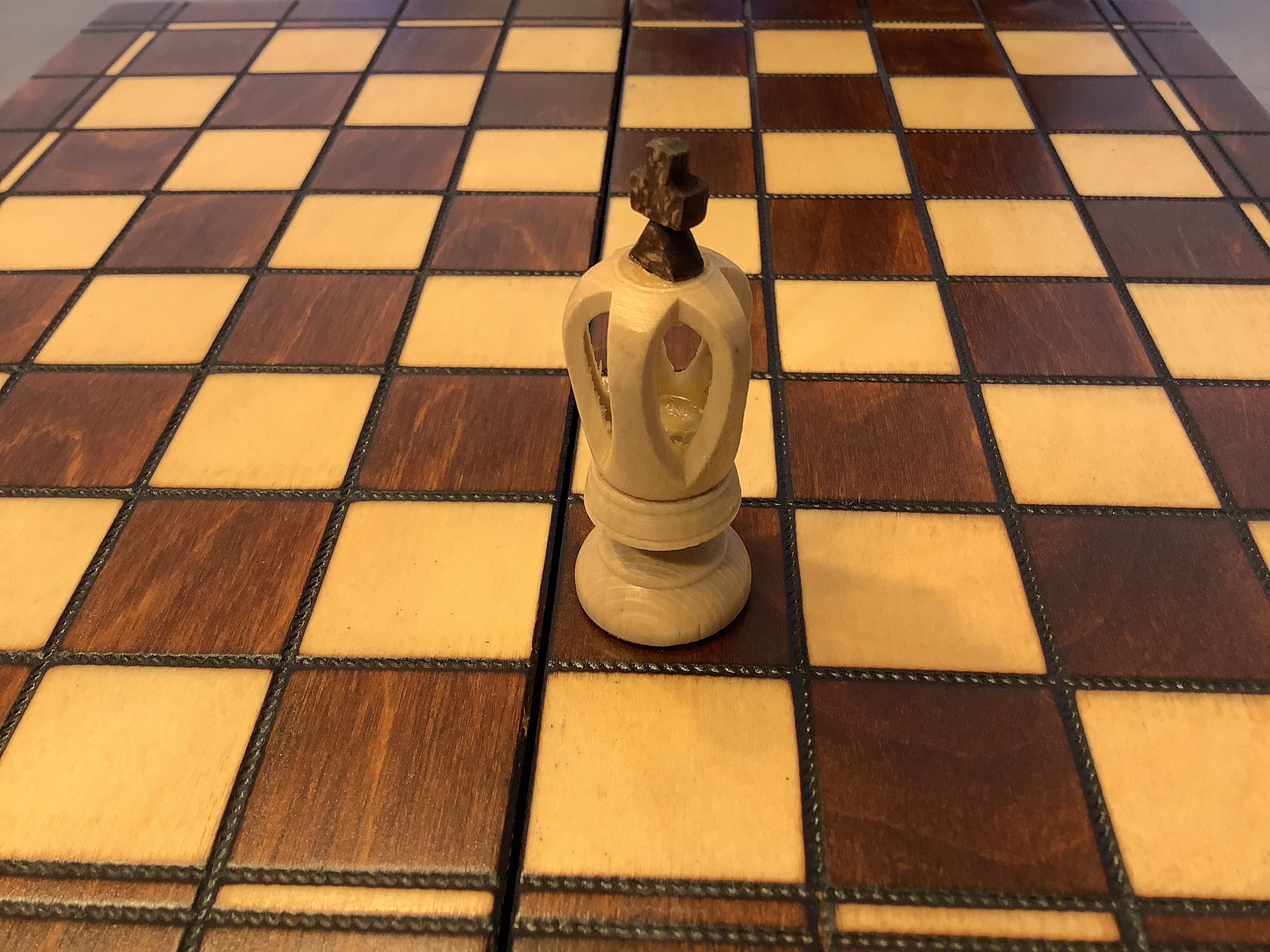 Foto eines Schachbretts mit einer Spielfigur (König)